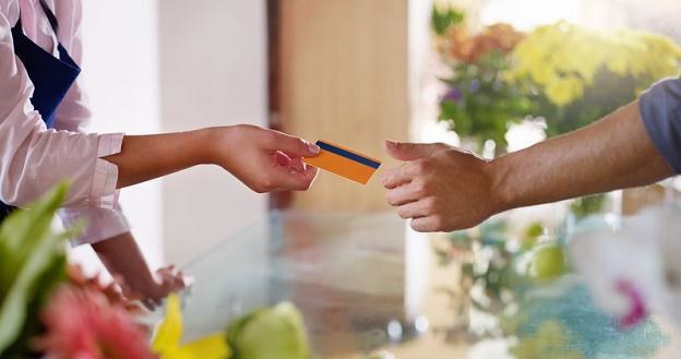 Płacąc kartą nie pozwól, by kelner lub sprzedawca zabrał ją ze sobą na zaplecze /&copy;123RF/PICSEL