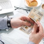 Płace rosną, ale różnice są wyraźne. Duże firmy i sektor publiczny wciąż dają najlepsze zarobki