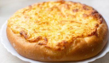 Placek z apetycznym farszem. Na Podkarpaciu robią go z serem, cebulką i ziemniakami