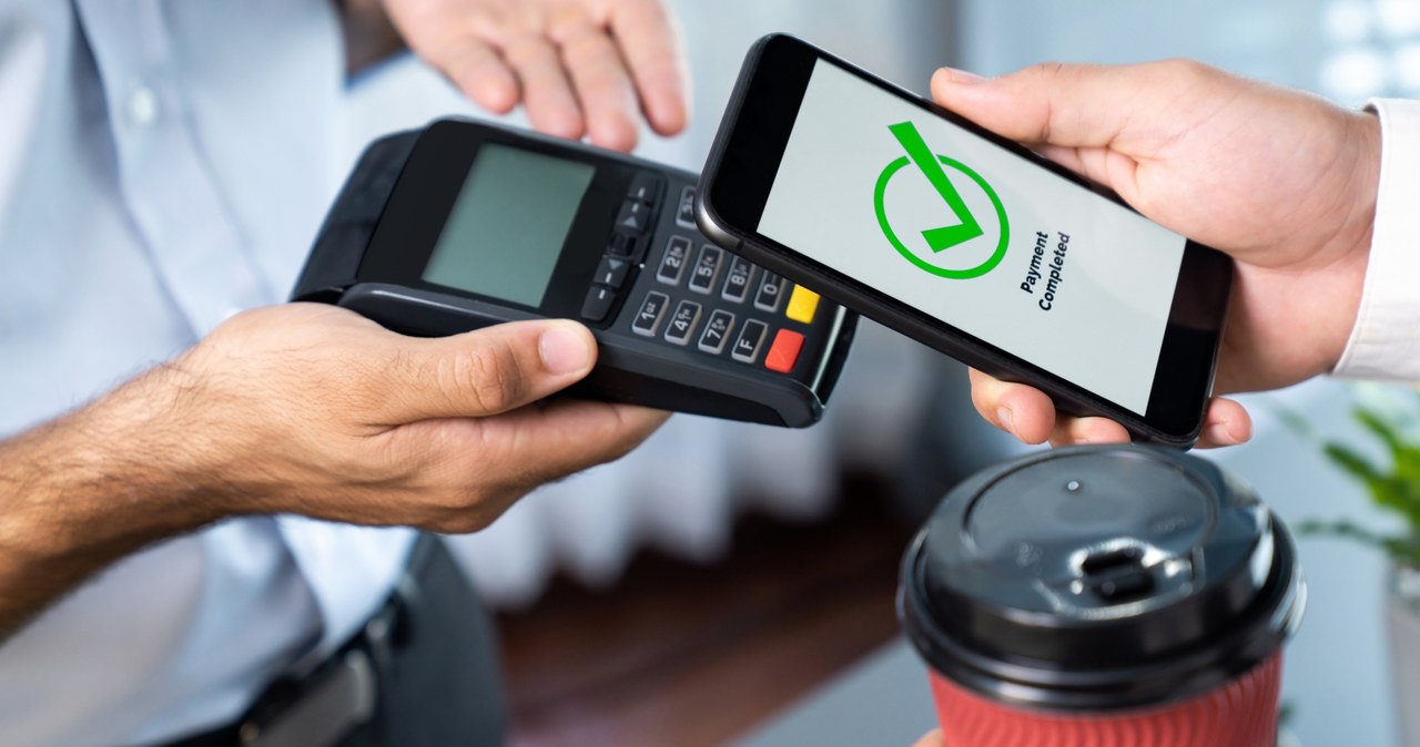 Płacenie telefonem odbywa się zbliżeniowo z użyciem Google Pay, Apple Pay i BLIK. /123RF/PICSEL /123RF/PICSEL