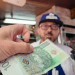 Płacisz banknotem, sprzedawca musi wydać resztę. Grosik też się liczy
