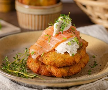 Placki ziemniaczane z tym dodatkiem zawsze robią furorę. Danie smakuje jak w restauracji