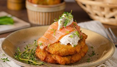 Placki ziemniaczane z tym dodatkiem zawsze robią furorę. Danie smakuje jak w restauracji