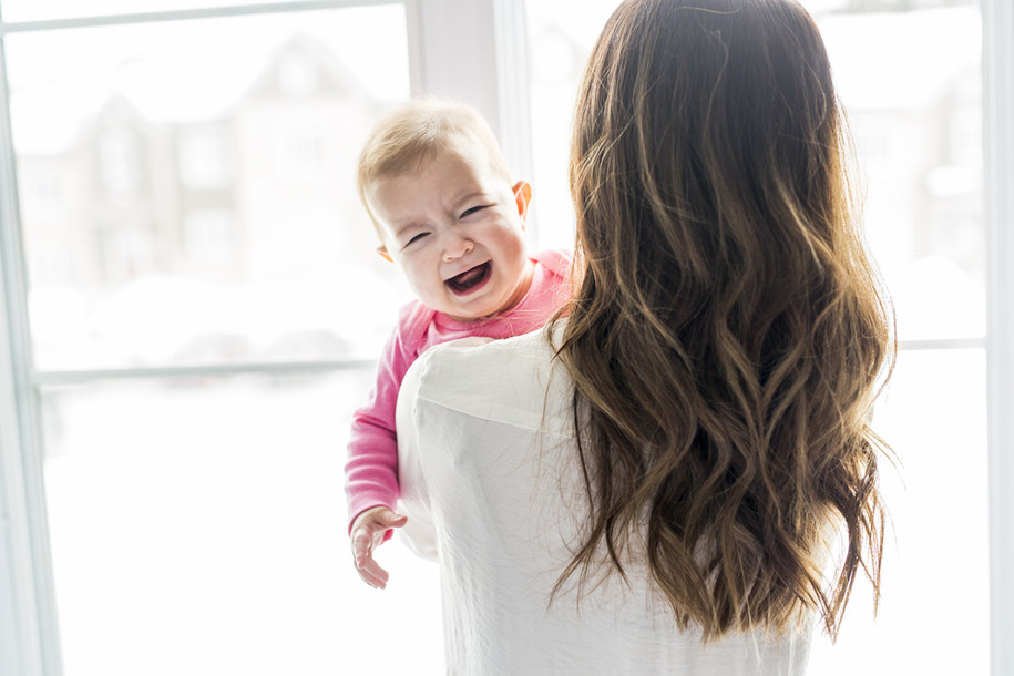 Płacz może pojawiać się równie niespodziewanie, co nagle mijać. Mimo największych chęci, czasem możesz nie wiedzieć, co jest jego przyczyną /Shutterstock