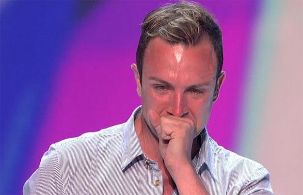 Płaczący na widok Britney Spears wokalista Don Philip w "The X Factor" /