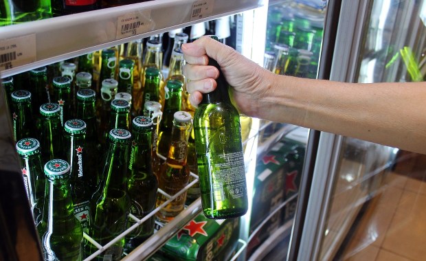 Plądrował lodówki z piwem, ujęli go policjanci