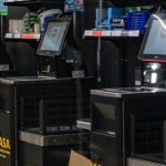 Plaga kradzieży przy kasach samoobsługowych. Sklepy znalazły na to sposób