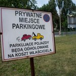 Plaga polskich osiedli. Kierowcy parkują na prywatnych miejscach