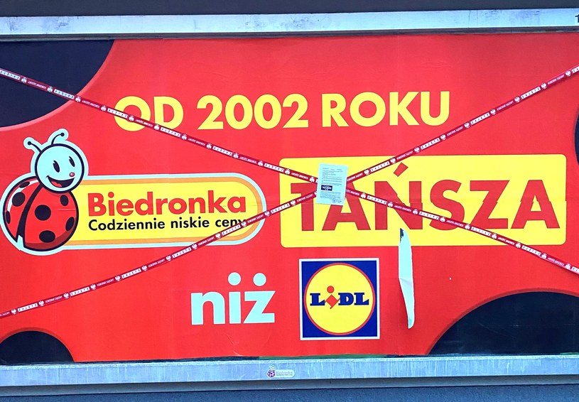 Plakat Biedronki zabezpieczony przez komornika na skutek reakcji Lidla. /Przemysław Terlecki /INTERIA.PL
