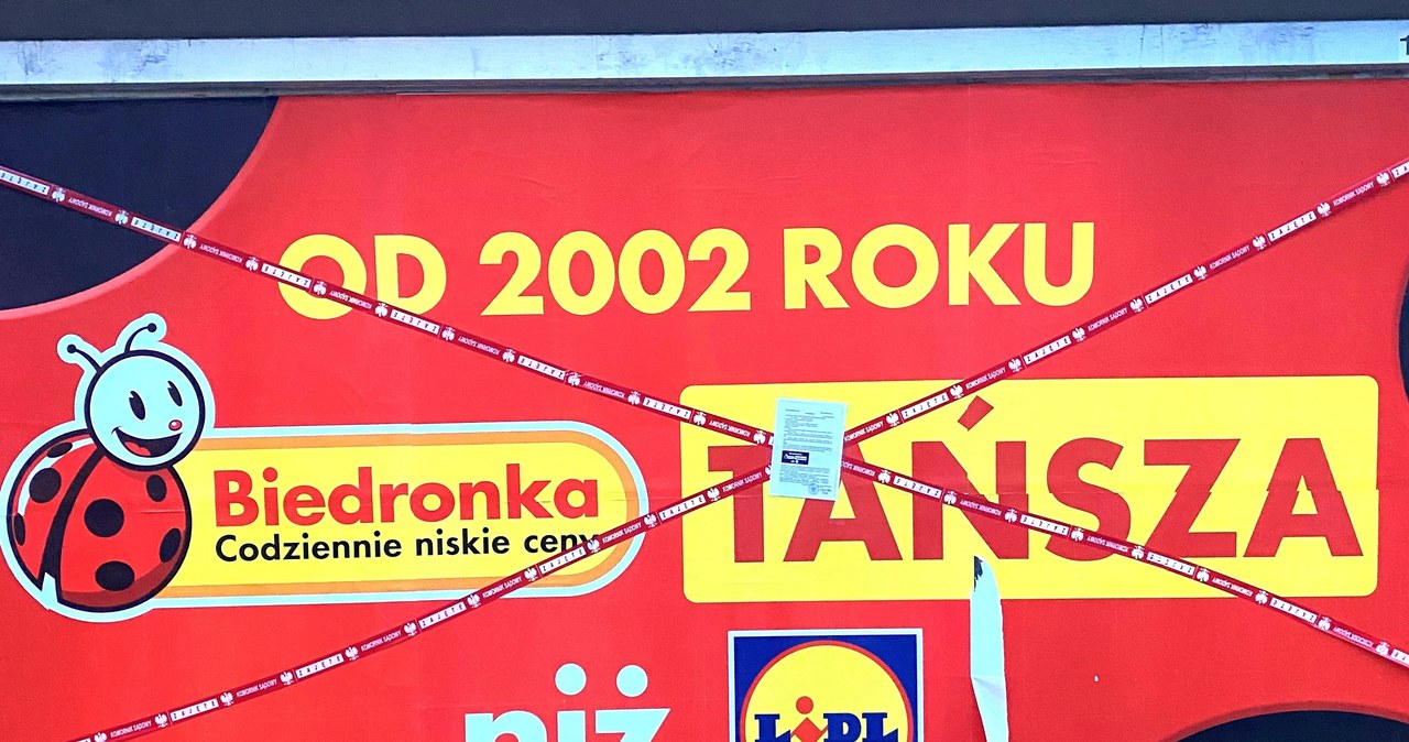 Plakat Biedronki zabezpieczony przez komornika na skutek reakcji Lidla. /Przemysław Terlecki /INTERIA.PL