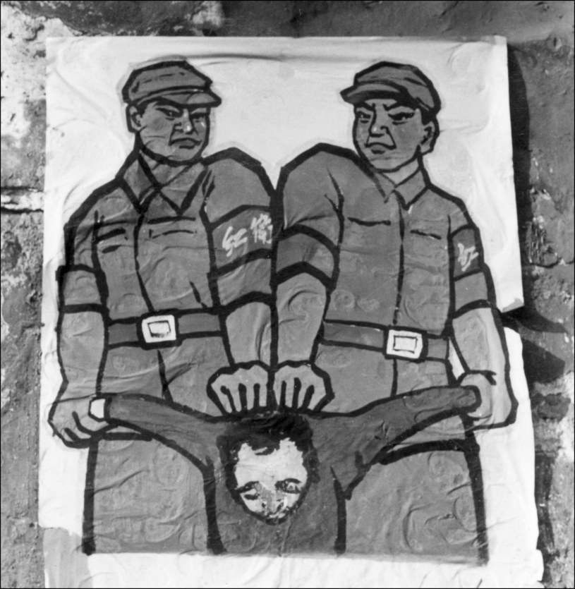 Plakat „Chiński wróg ludu” na ulicach Pekinu, 1966 /AFP /AFP