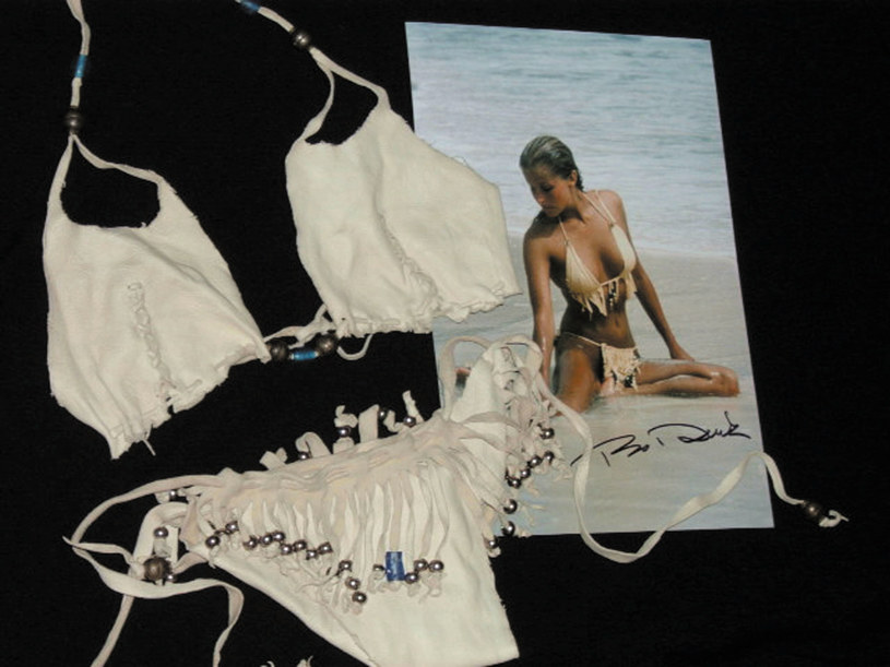 Plakat i bikini z filmu "10" na aukcji charytatywnej /Getty Images