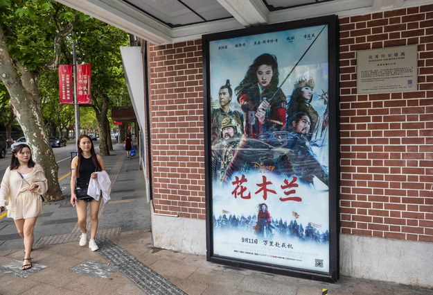 Plakat "Mulan" przed kinem w Szanghaju /ALEX PLAVEVSKI /PAP/EPA