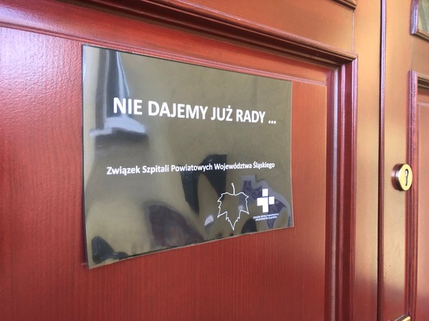 Plakat na drzwiach budynku administracji Centrum Zdrowia w Mikołowie /Anna Kropaczek /RMF FM