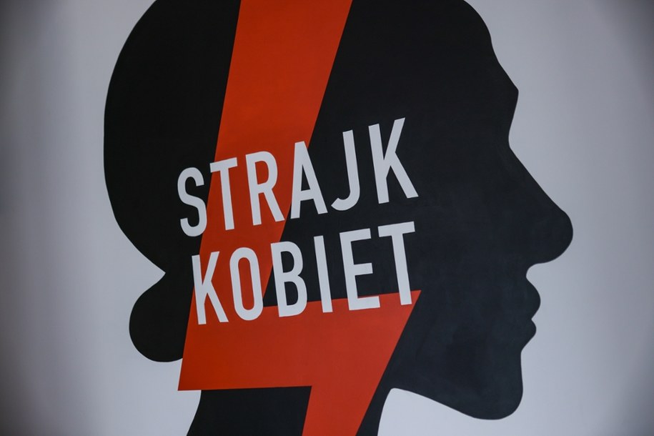 Plakat Strajku Kobiet /	Leszek Szymański   /PAP