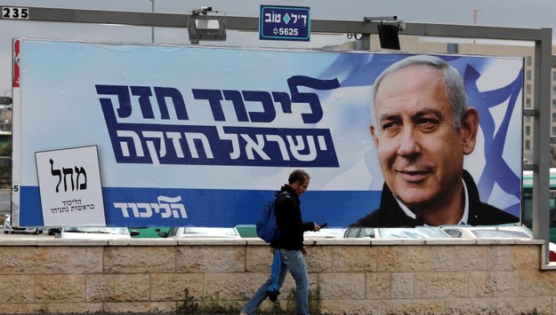 Plakat wyborczy Benjamina Netanjahu /ABIR SULTAN /PAP/EPA