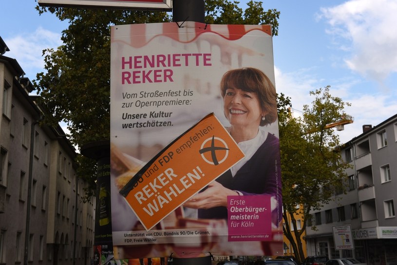 Plakat wyborczy Henriette Reker /PATRIK STOLLARZ /AFP