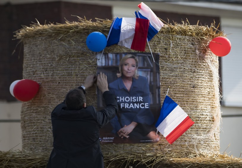Plakat wyborczy Marine Le Pen, która w drugiej turze wyborów zmierzy się z Emmanuelem Macronem /PAP/EPA
