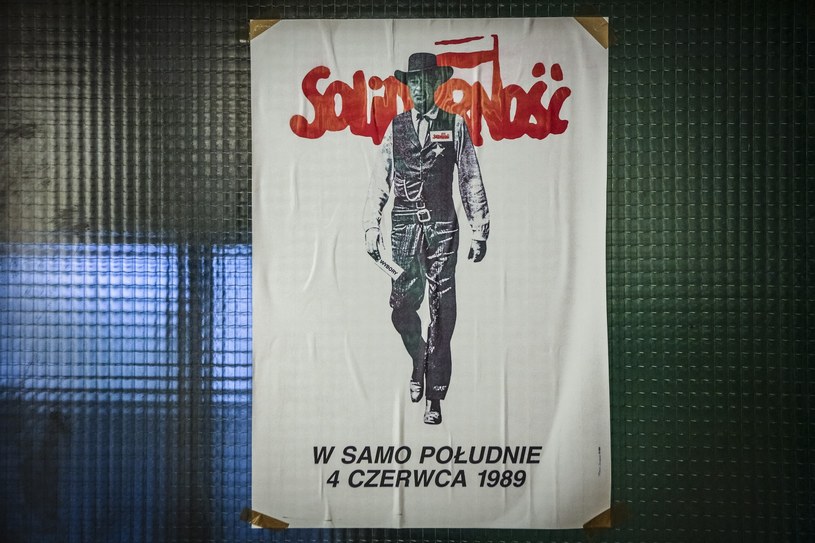Plakat wyborczy Solidarności z hasłem "W samo południe 4 czerwca 1989 " zaprojektowany przez Tomasza Sarneckiego /Beata Zawrzel /Reporter