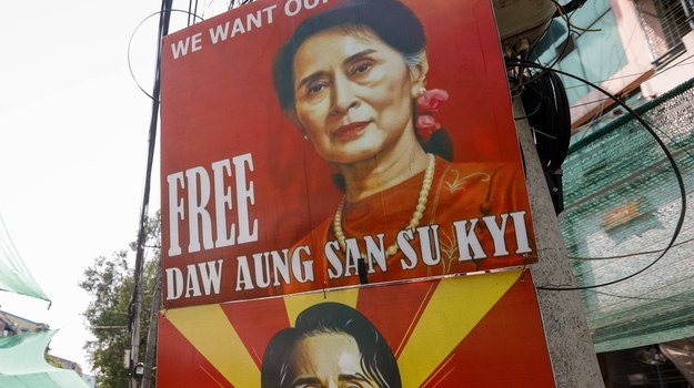 Plakat wzywający do uwolnienia Aung San Su Kyi /STRINGER /PAP/EPA