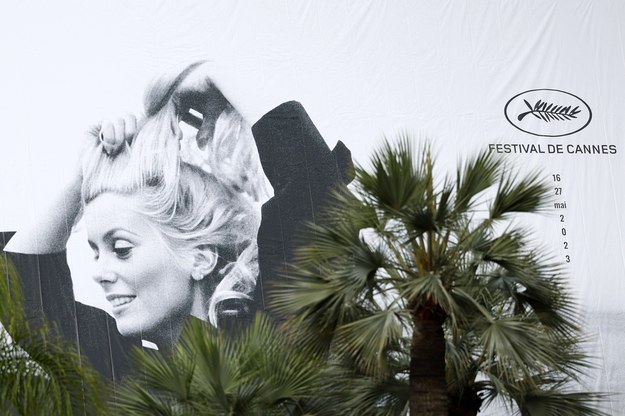 Plakat z Cathrine Denevue, który promuje 76. festiwal filmowy w Cannes /SEBASTIEN NOGIER  /PAP/EPA