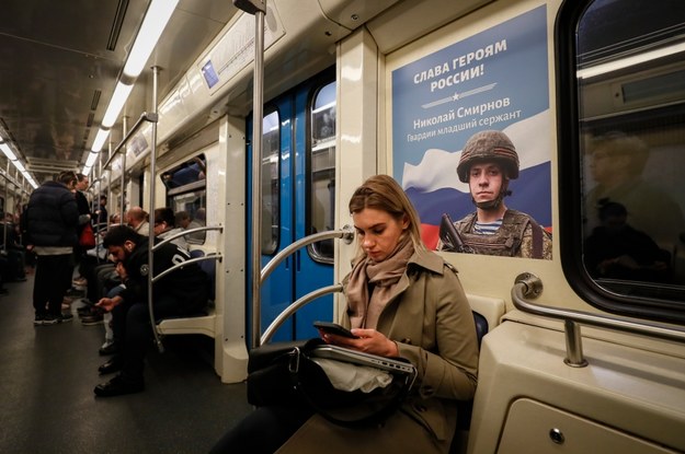 Plakat z rosyjskim żołnierzem w moskiewskim metrze /YURI KOCHETKOV /PAP/EPA