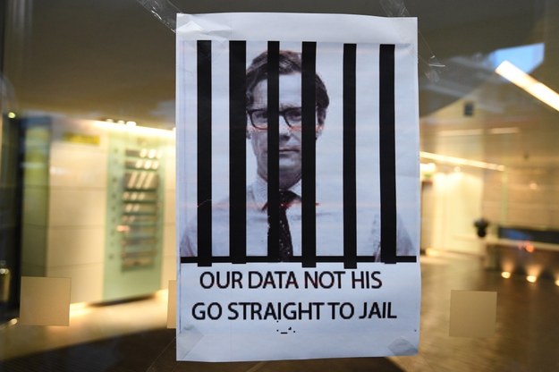 Plakat z wizerunkiem Alexandra Nixa, szefa Cambridge Analytica, naklejony na szybę w biurze firmy w Londynie /FACUNDO ARRIZABALAGA /PAP/EPA