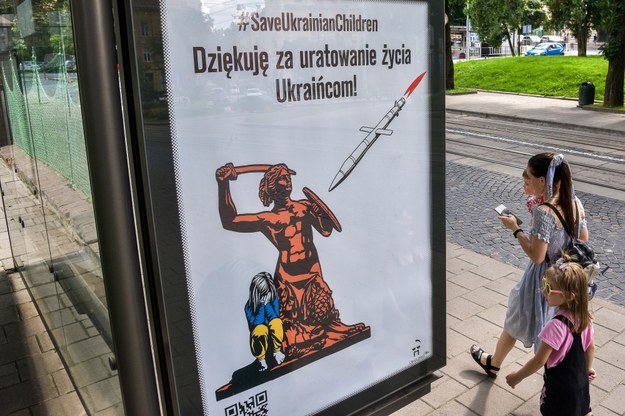 Plakat ze stylizowana rzeźbą syrenki warszawskiej z podziękowaniami za wsparcie Ukraińców na jednym z przystanków tramwajowych we Lwowie /Vitaliy Hrabar /PAP