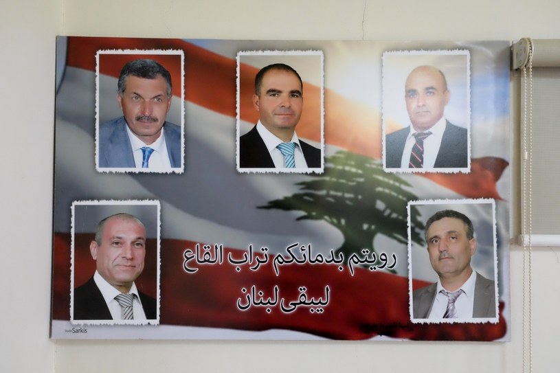 Plakat ze zdjęciem wszystkich śmiertelnych ofiar zamachów z Al-Qaa /Paweł Krawczyk /INTERIA.PL