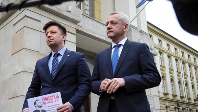 Plakaty dotyczące Łukasza Szumowskiego w Warszawie. Jest reakcja ratusza