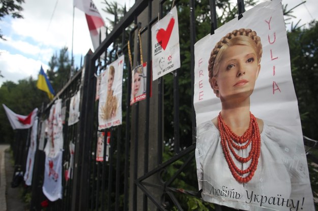 Plakaty i kartki z wyrazami poparcia dla Julii Tymoszenko wywieszone na ogrodzeniu szpitala w Charkowie /fot. LINNDSEY PARNABY /PAP/EPA