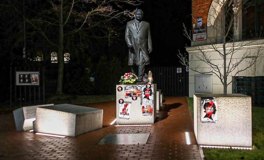 Plakaty na pomniku Lecha Kaczyńskiego /	Marcin Bielecki   /PAP