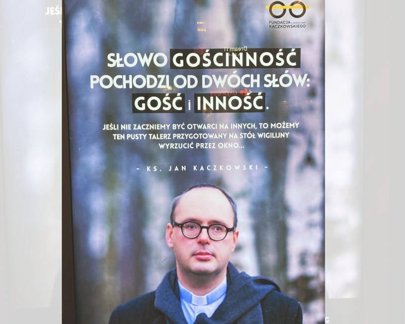 Plakaty pojawiły się na ulicach polskich miast (Źródło: facebook.com/piotrzylkablog) /