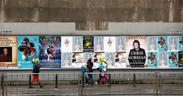 Plakaty reklamowe w centrum Warszawy /Tomasz Gzell /PAP