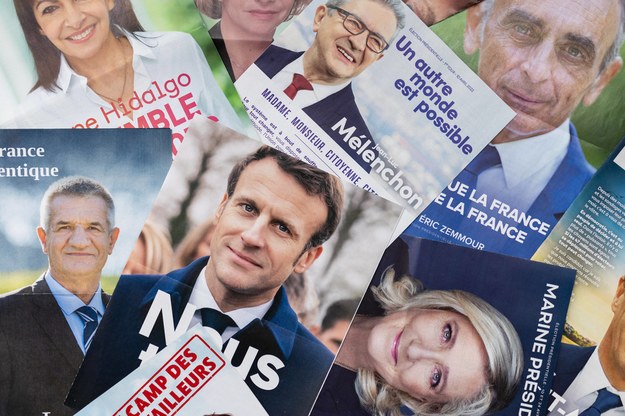 Plakaty wyborcze francuskich kandydatów na prezydenta m.in. ubiegającego się o reelekcję Emmanuela Macrona, a także szefowej Zjednoczenia Narodowego Marine Le Pen. /Daniel Karmann /PAP/EPA