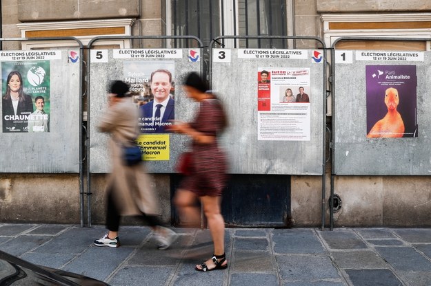 Plakaty wyborcze na jednej z paryskich ulic /MOHAMMED BADRA /PAP/EPA
