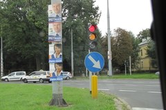 Plakaty wyborcze na słupach drogowych w Lublinie