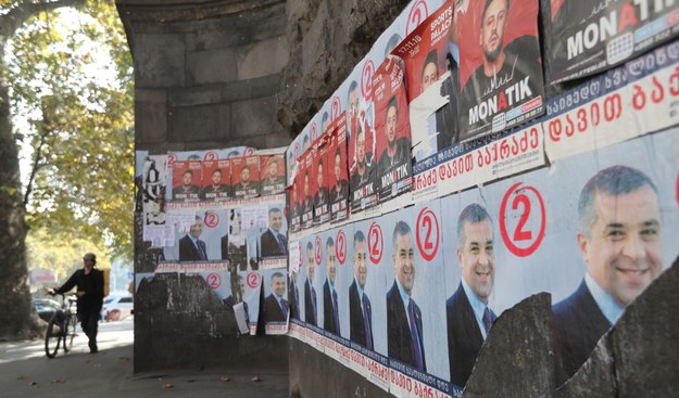 Plakaty wyborcze na ulicach Tibilisi /ZURAB KURTSIKIDZE /PAP/EPA