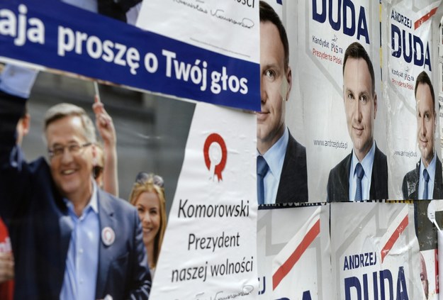Plakaty wyborcze ubiegającego się o reelekcję prezydenta Bronisława Komorowskiego i jego kontrkandydata Andrzeja Dudy /Darek Delmanowicz /PAP