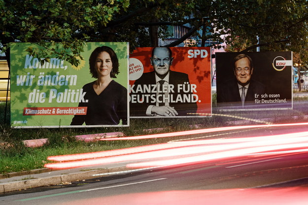 Plakaty wyborcze z wizerunkami liderów trzech partii: Annaleny Baerbock (Zieloni), Olafa Scholza (SPD) i Armina Lascheta (CDU) /Clemens Bilan /PAP/EPA