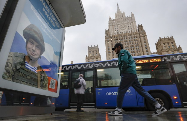 Plakaty z napisami "Chwała bohaterom Rosji" w Moskwie /YURI KOCHETKOV /PAP/EPA