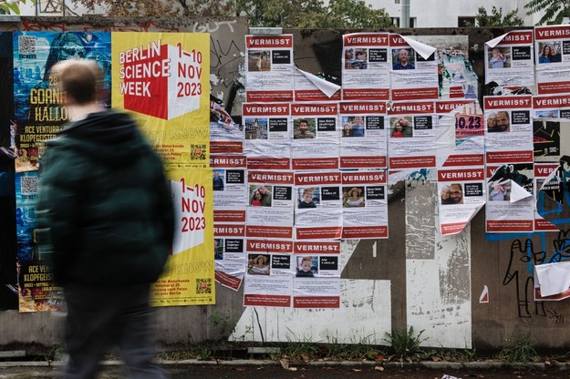Plakaty z nazwiskami porwanych przez Hamas, jakie pojawiły się na niemieckich ulicach /Clemens Bilan /PAP/EPA