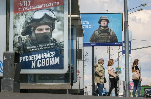 Plakaty z ogłoszeniami o poborze do wojska na przystanku autobusowym w Moskwie. /YURI KOCHETKOV /PAP/EPA