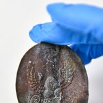 ​Plakieta z trąbki sygnałowej znaleziona na Westerplatte