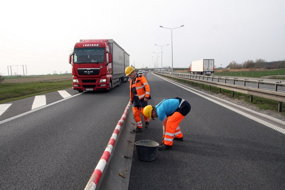 ​Ośmiokilometrowa plama oleju, zderzenie dwóch tirów. Utrudnienia na A4
