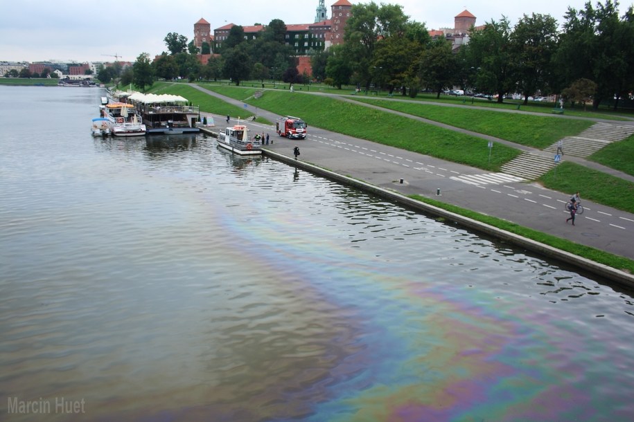 Plama ropopochodnej substancji na Wiśle w Krakowie /Marcin /Gorąca Linia RMF FM