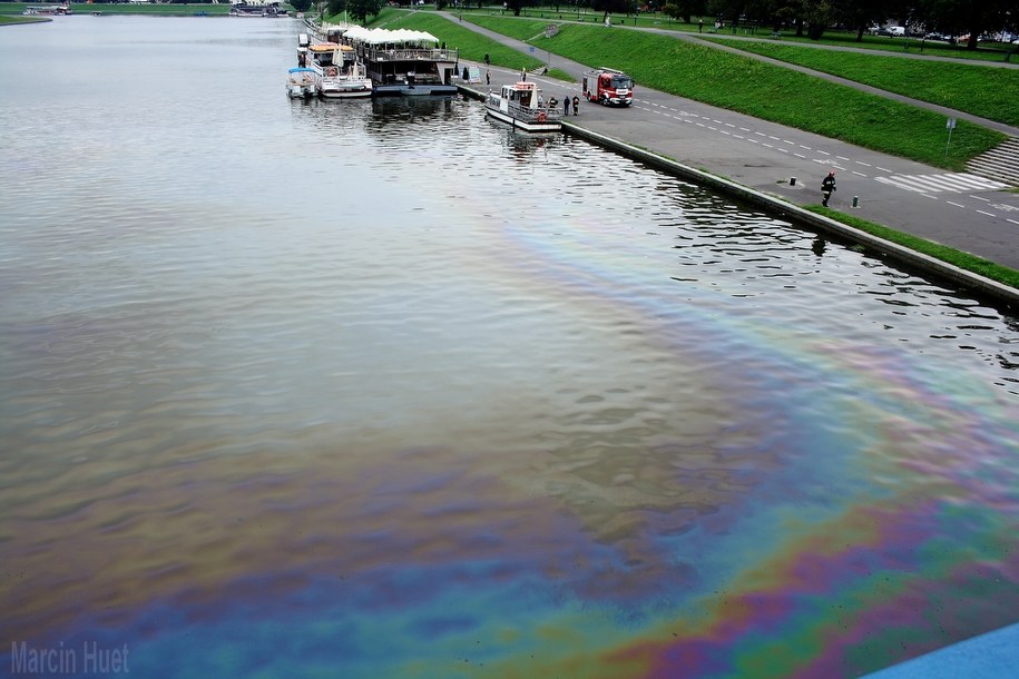 Plama ropopochodnej substancji na Wiśle w Krakowie /Marcin /Gorąca Linia RMF FM