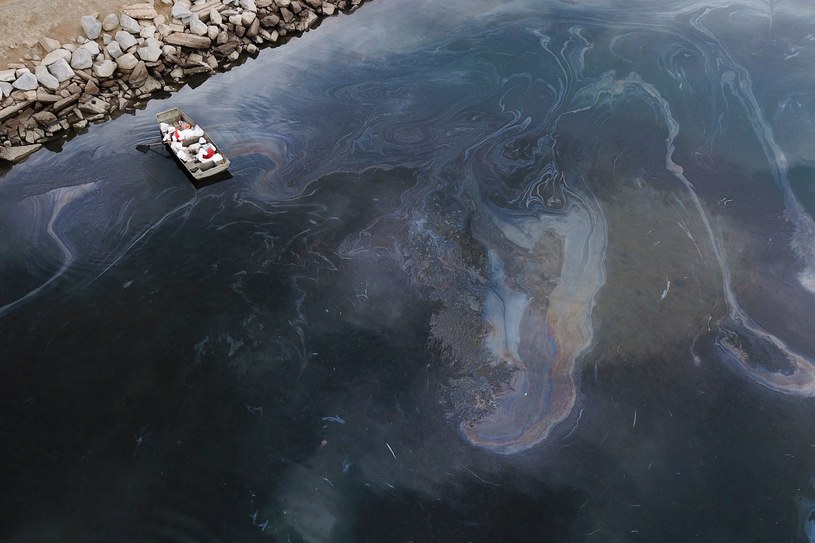 Plama ropy przy kalifornijskim wybrzeżu. /PATRICK T. FALLON /AFP