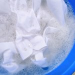 Plama z barszczu na ulubionej koszuli? Tak szybko ją usuniesz