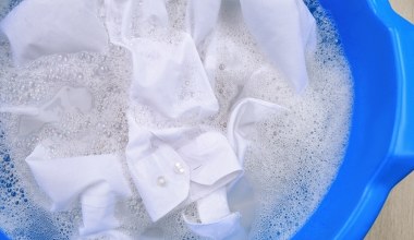 Plama z barszczu na ulubionej koszuli? Tak szybko ją usuniesz